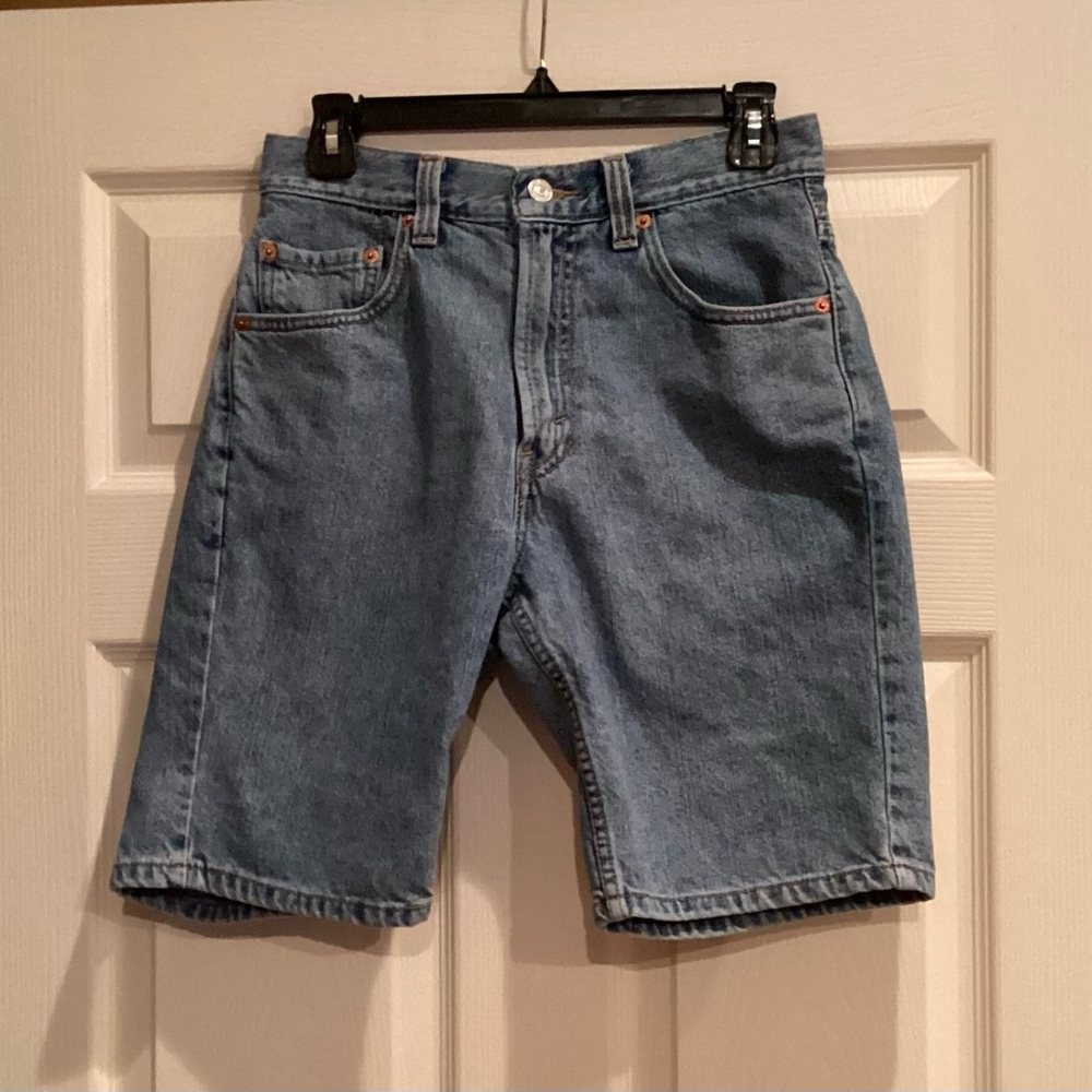 Vintage Y2K Men’s Levi’s 505 Regular Fit Faded Denim Shorts. Size 30” waist.